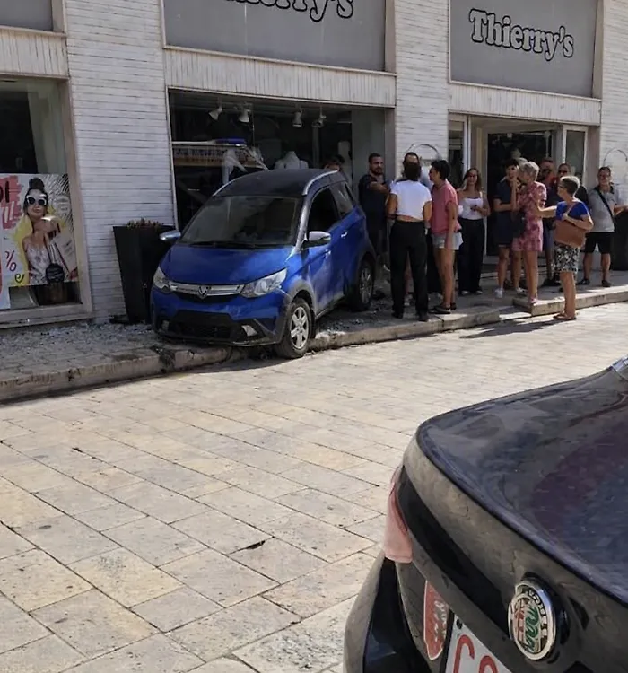 Pozzallo, auto non si ferma allo stop: minicar finisce contro la vetrina di un negozio