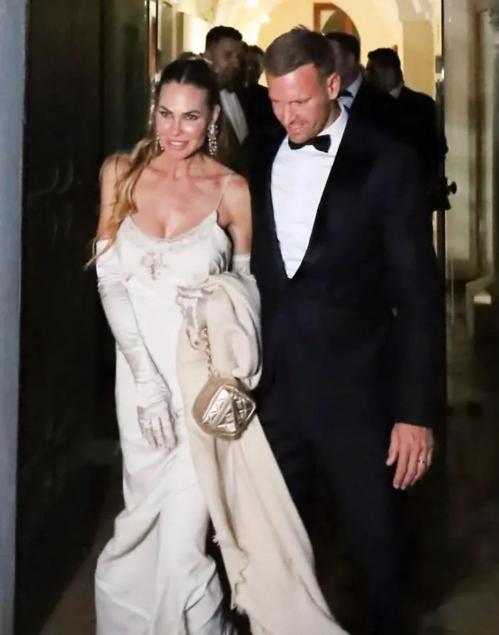 Il s&igrave; di Ilary Blasi con Bastian M&uuml;ller dopo la mezzanotte. L'ironia social: "I soldi aprono tutte le porte a qualunque ora!"
