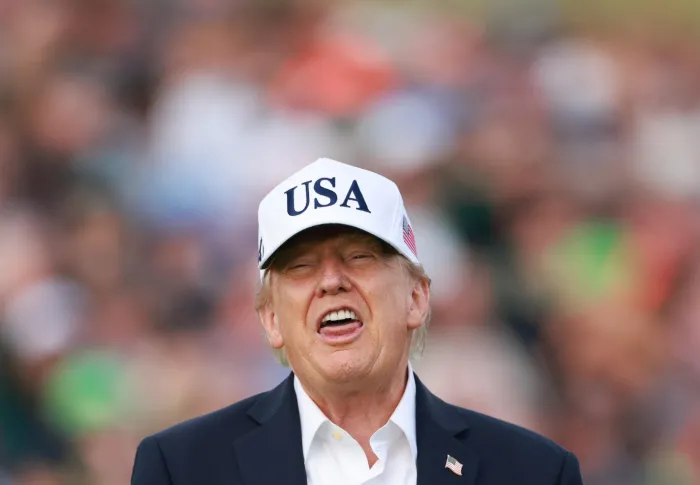 Trump sminuisce i rischi dell'IA: &laquo;Una bufala come il clima, serve solo un presidente forte&raquo;