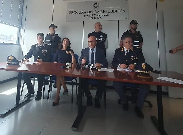 Bimbi delle elementari alle scommesse clandestine, il macabro show dei combattimenti tra cani a Gela