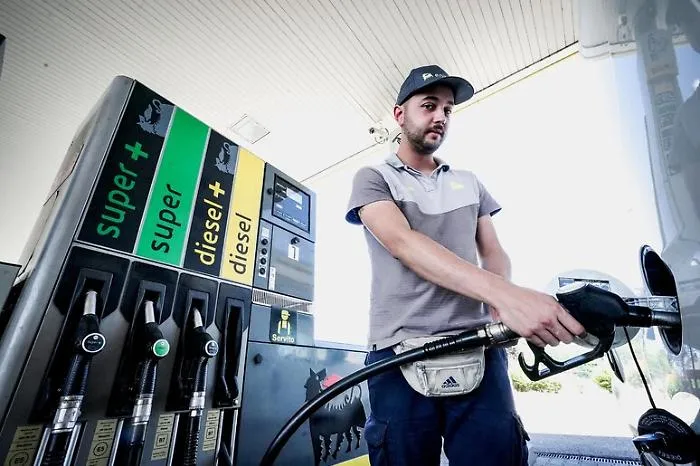 La guerra spinge i prezzi: Diesel senza freni, in autostrada sfiorata la quota di 2,30 euro al litro (ma si va verso i 2,50)