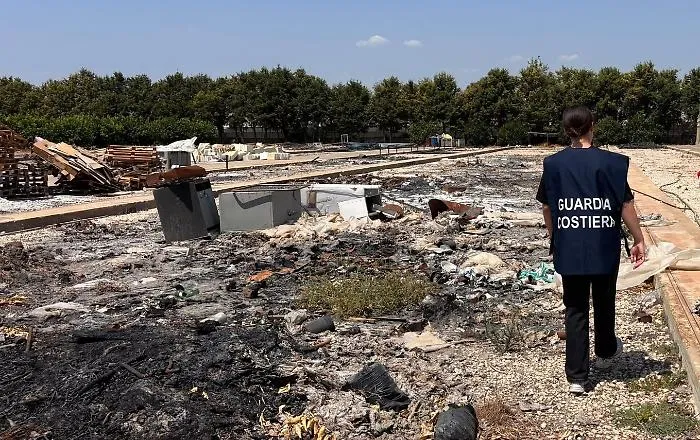 Discarica abusiva e rifiuti dati alle fiamme: sequestrata un&rsquo;area di 6.600 metri quadrati nel Siracusano