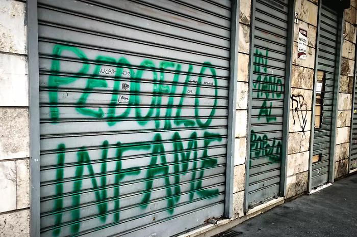 Molest&ograve; 13enne dentro minimarket, disposto il carcere per commesso bengalese