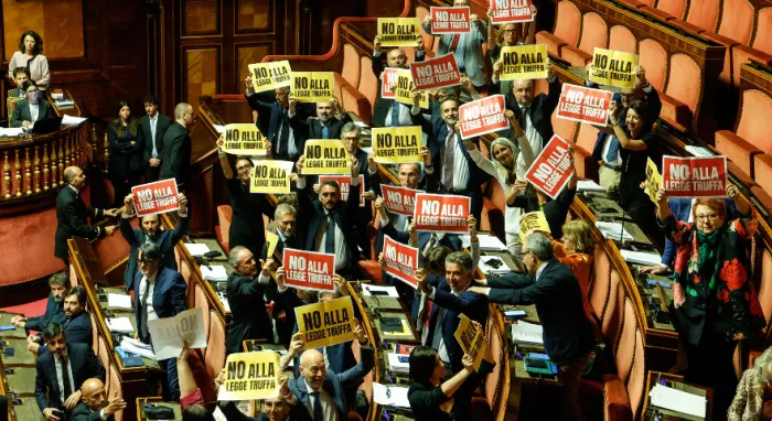 Via libera al Senato sulla nuova legge elettorale:  ok a premio di maggioranza e candidato premier. L'opposizione: &laquo;E' legge truffa&raquo;