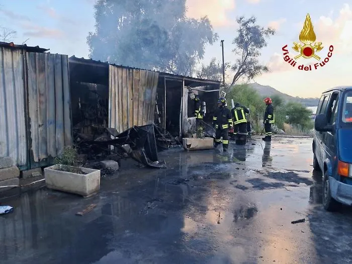 Incendio a Vulcano: i vigili del fuoco intervengono in un magazzino nell'isola