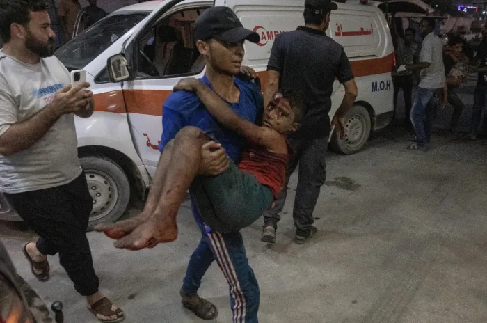 Tragedia a Gaza City: 20 le vittime accertate del crollo di un edificio, almeno 50 bambini sotto le macerie