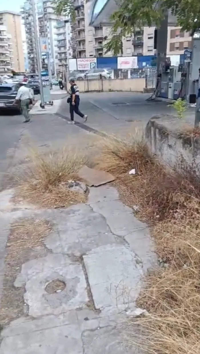 Palermo, marciapiede impraticabile tra viale delle Alpi e via Sardegna