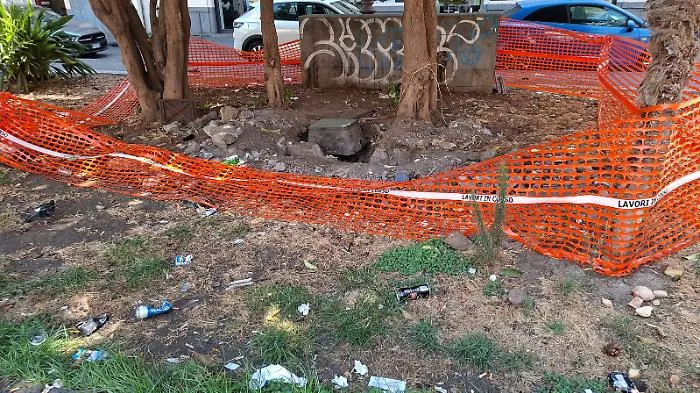 Piazza Jolanda abbandonata: rifiuti e contenitori rubati trasformano il cuore di Catania