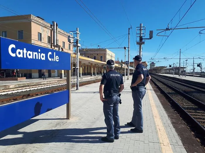 Spintona un agente e lo fa cadere: 29enne arrestato alla stazione centrale di Catania