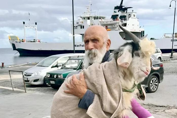 Stromboli, nuova vita per il capretto Pongo: affidato temporaneamente al pescatore Utano