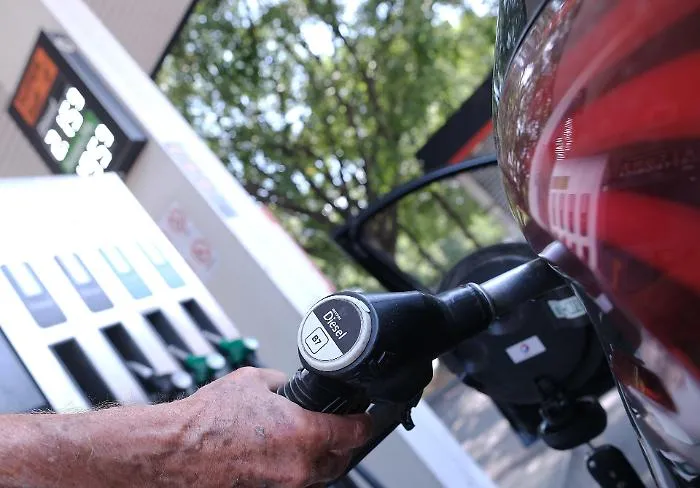 Dai pendolari agli autotrasportatori fino all'e-commerce, guida alla crisi del gasolio: chi paga il conto pi&ugrave; salato 