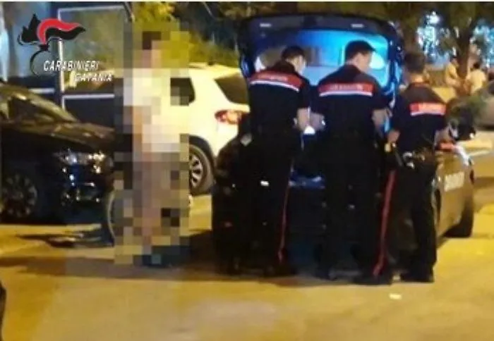 "L'ho comprata da uno sconosciuto", ma l'auto era stata rubata: 16enne denunciato dopo essere stato aggredito dal padre