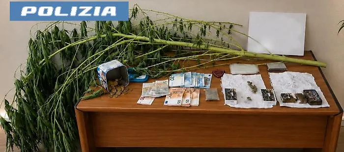 Lancia dal balcone 400 grammi di hashish per sfuggire al controllo della Polizia: arrestato
