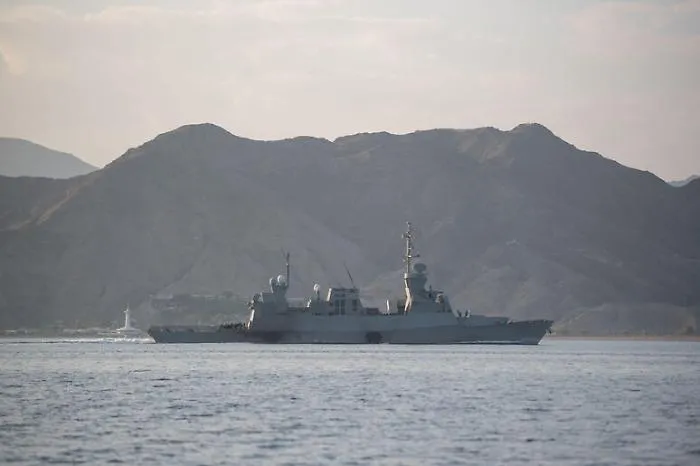 La nave lanciamissili italiana nel Mar Rosso per difendere i mercantili verso Suez: la svolta annunciata da Crosetto
