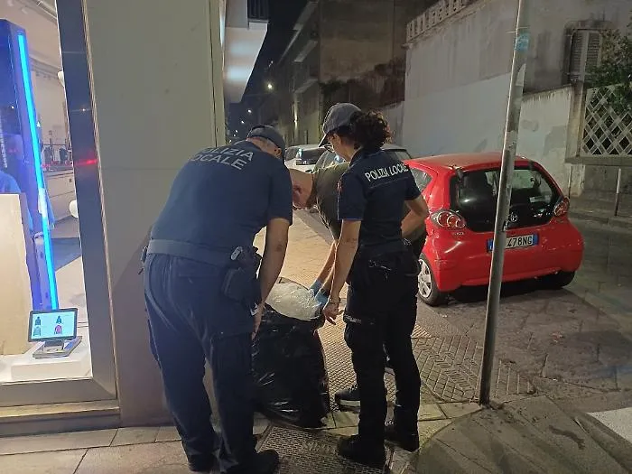  Lotta nella notte ai "furbetti" dei rifiuti a Catania: 110 cittadini multati per abbandono e errata differenziata