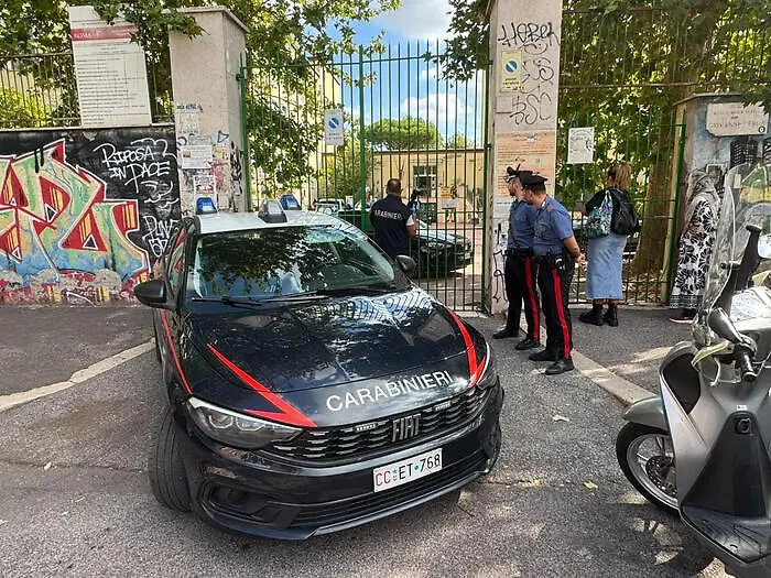 Studente di scuola media spruzza spray in volto e poi accoltella un'insegnante