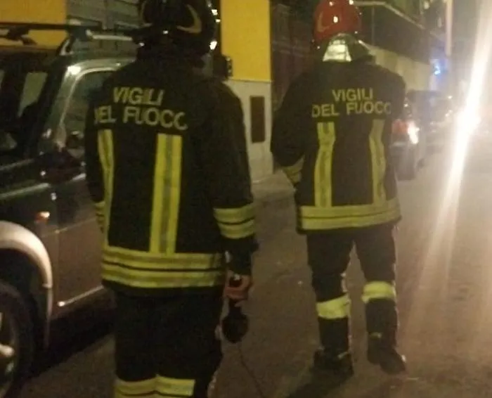 Furgone per braccianti prende fuoco a Ramacca: i pompieri di Palagonia evitano il peggio
