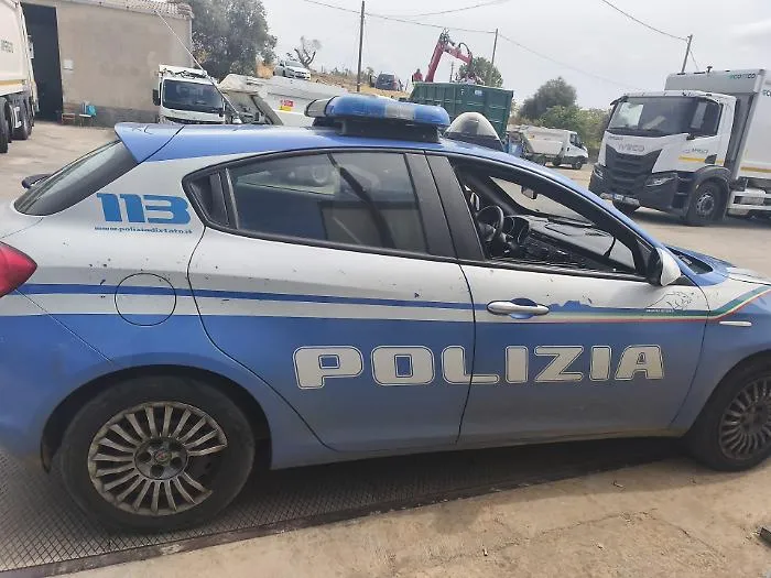 Paura in un cantiere a Caltagirone: operaio investito da un camion resta con il braccio incastrato 