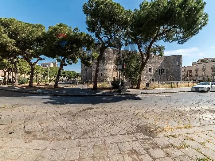 L'area del Castello Ursino resta pedonale con orari rivisti e 63 nuovi stalli a pagamento
