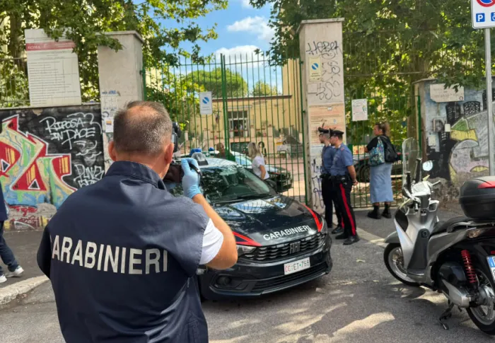  La doppia vita del tredicenne tra la lama in aula e l'estetica della violenza digitale