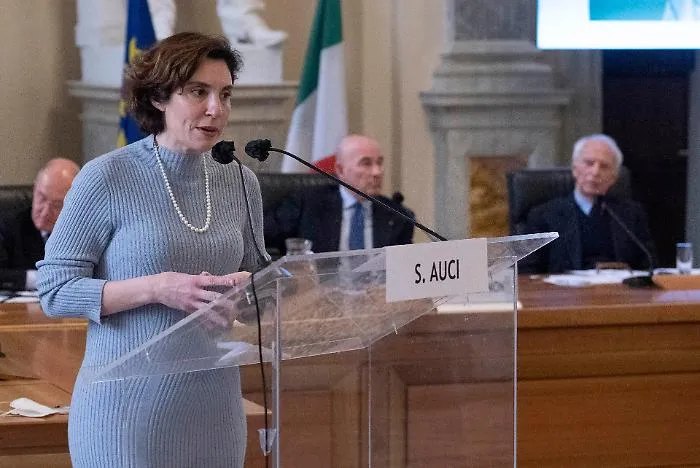 Aggressioni ai prof, la scrittrice e docente siciliana Stefania Auci: &laquo;Tra scuola e famiglia &egrave; venuto meno il confine&raquo;