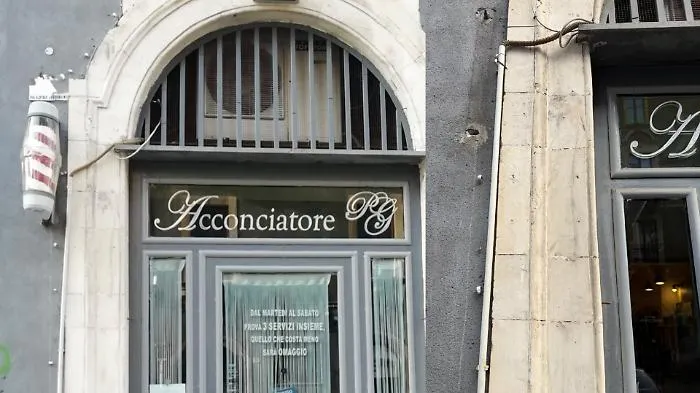Rubata l'insegna centenaria di una sala da barba in via Sangiuliano: appello per restituirla