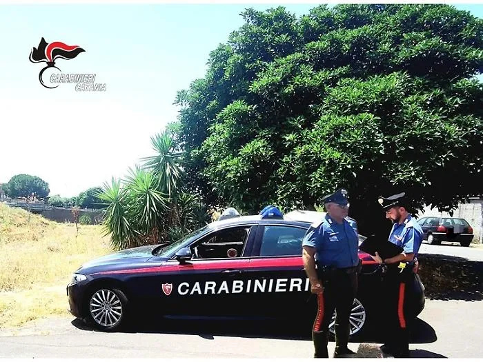 Folle corsa in centro per sfuggire all'alt dei carabinieri: denunciato un 21enne senza patente