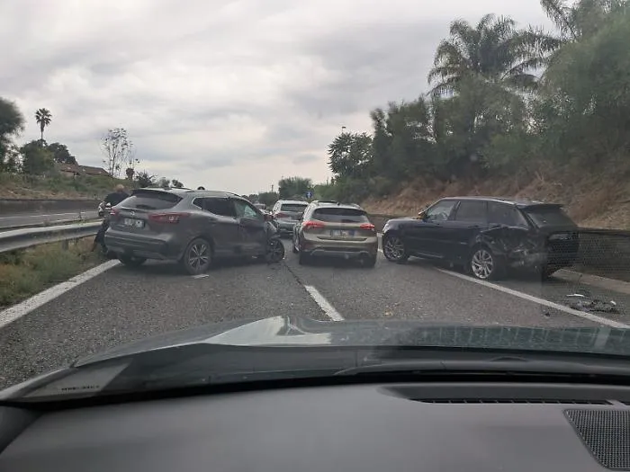 Autostrada A18, scontro tra due auto e un camion nei pressi di Giarre. Traffico in tilt direzione Catania