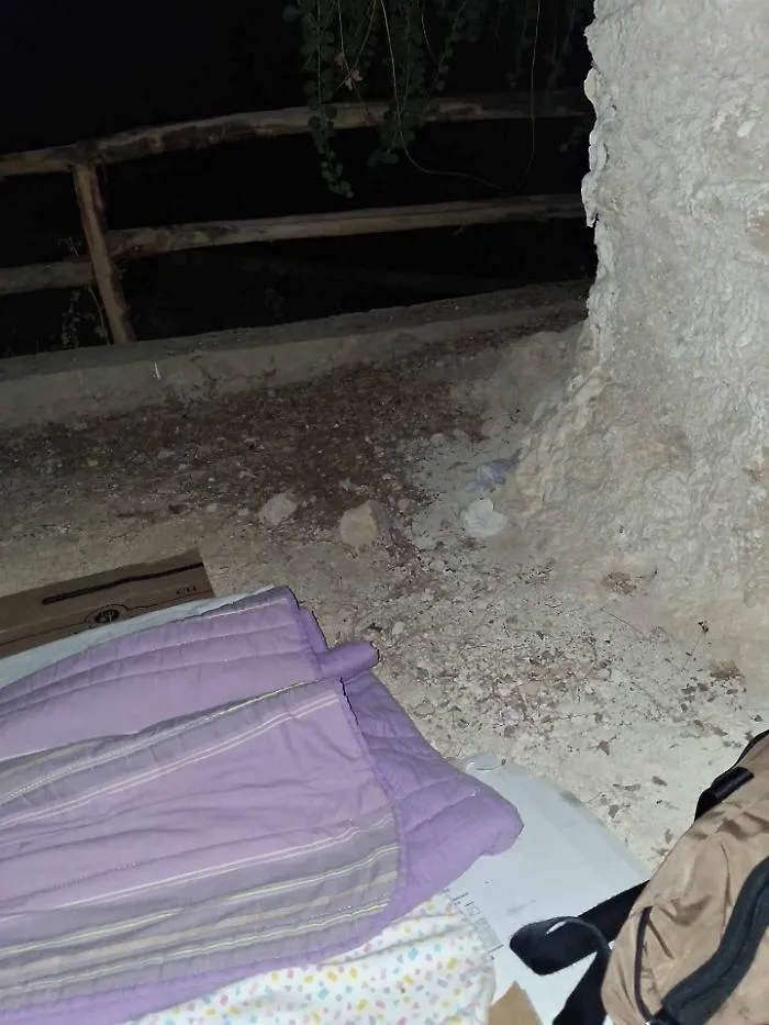 Vittoria, una giovane coppia dorme nelle grotte della villa comunale: "Non troviamo lavoro"