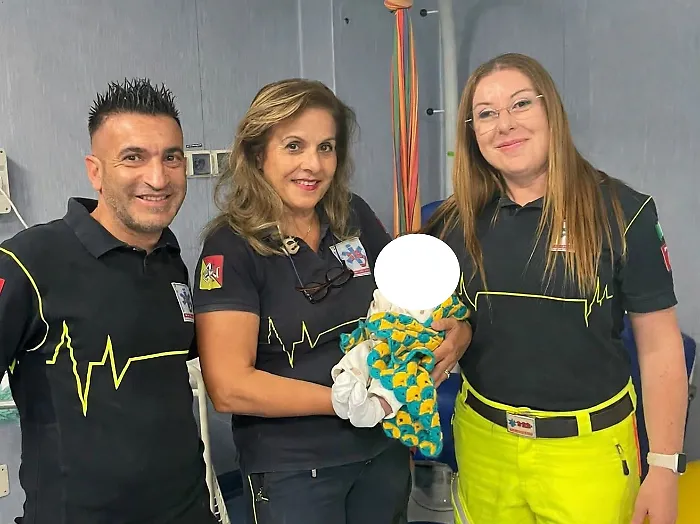 Patti, parto in autostrada: la piccola Andrea nasce in ambulanza sull'A20