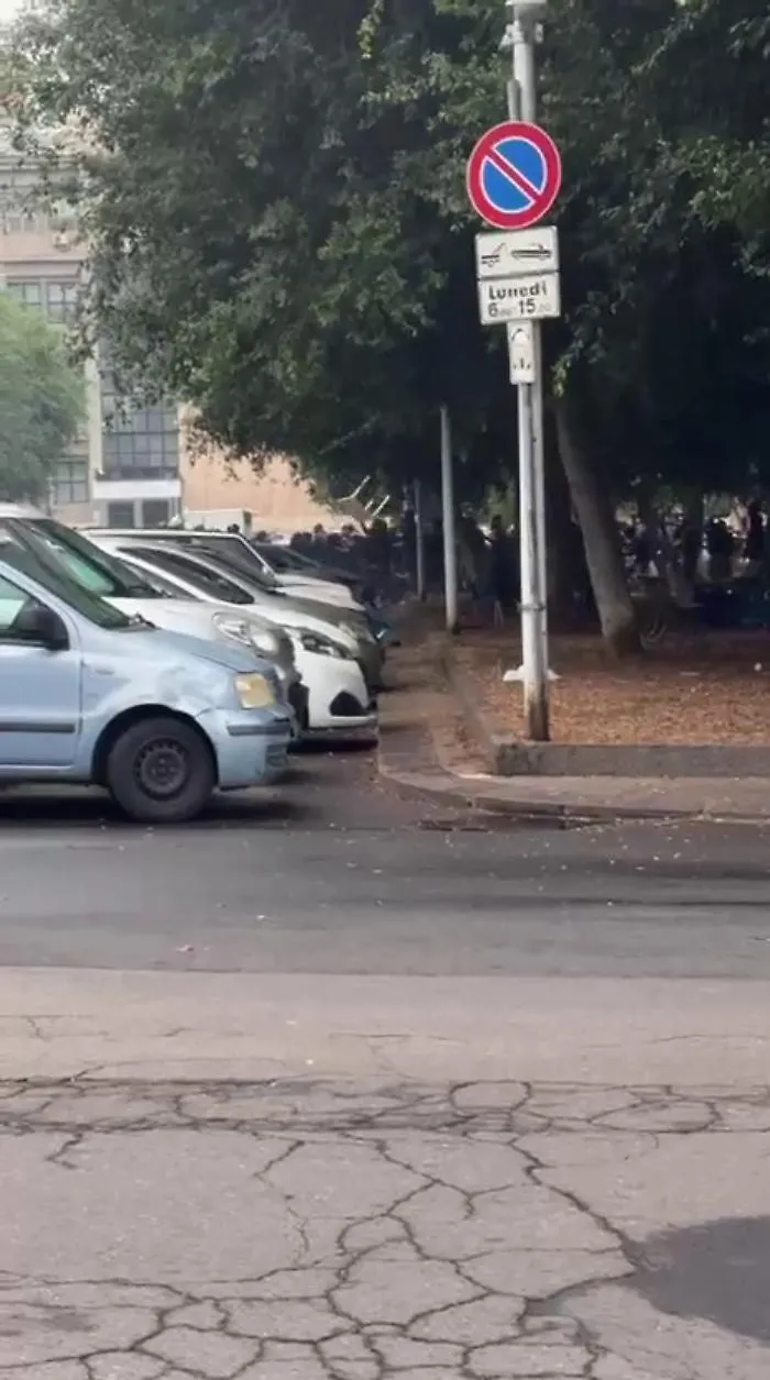 A Piazza Montessori, a poche ore dall'inizio del match col Barletta, un centinaio di ultras etnei appartenenti alle due Curve sono venuti a contatto. 
