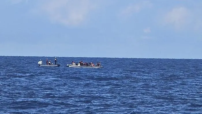 La nave Oyvon di Medici Senza Frontiere salva 31 migranti; i libici incendiano l'imbarcazione, assegnato Catania come porto per lo sbarco