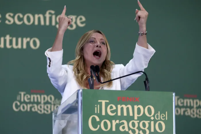 Meloni a Fenix: tetto agli alunni stranieri, stop al burqa. Poi l'attacco a Conte: &laquo;Bollo auto? Lui ha fatto il Superbonus&raquo;