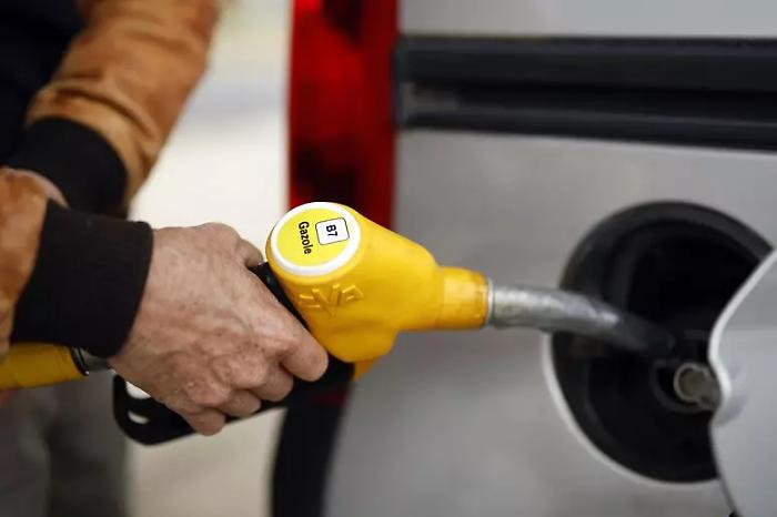 Benzina alle stelle in Francia: automobilisti trovano il modo di allungare il pieno