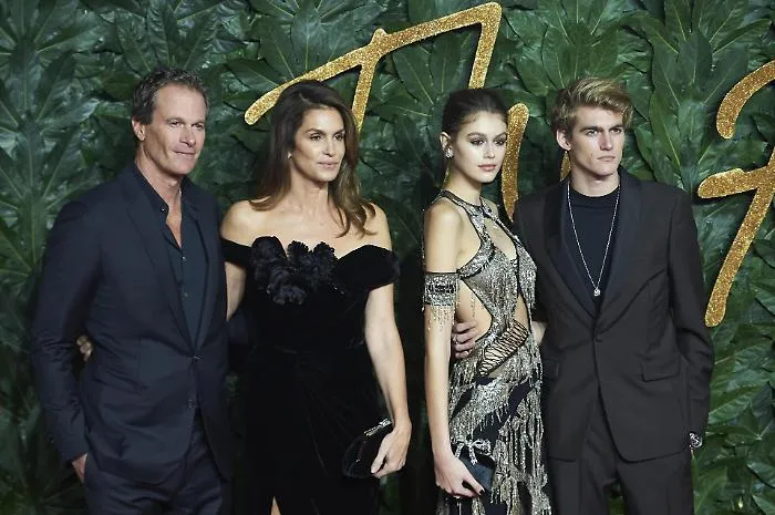 La  morte del figlio di Cindy Crawford: dalla notoriet&agrave; alle fragilit&agrave;, ma le cause restano un mistero