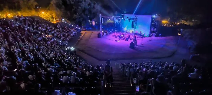 L'estate trionfa al Teatro Lucio Dalla: successo per "Cinema e Spettacoli sotto il Vulcano"