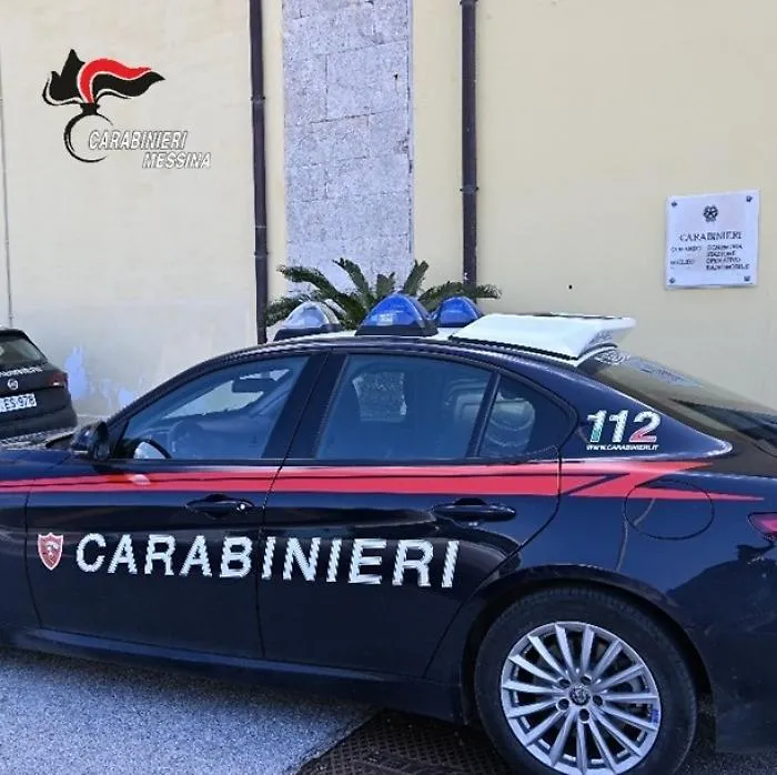 Accoltella, ferendolo, il convivente: arrestata per maltrattamenti 