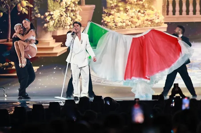 Se vinci Sanremo non sei sicuro di andare all'Eurovision: la grande scommessa di Stefano De Martino per cambiare la corsa all'Europa 