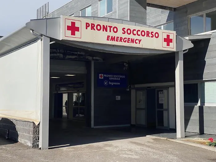 Notte di violenza al pronto soccorso del San Marco: botte da orbi ad infermiere, a due vigilanti e al parente di un paziente