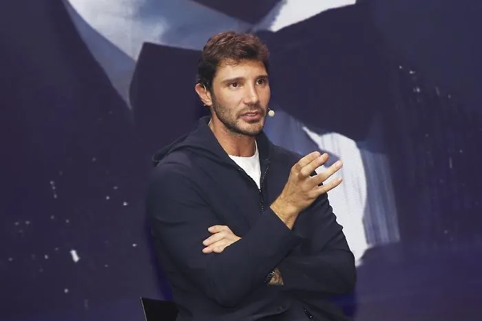 Sanremo 2027, tutte le novit&agrave; di Stefano De Martino che sulla presenza femminile dice: &laquo;Le quote rosa mi stuccano&raquo;