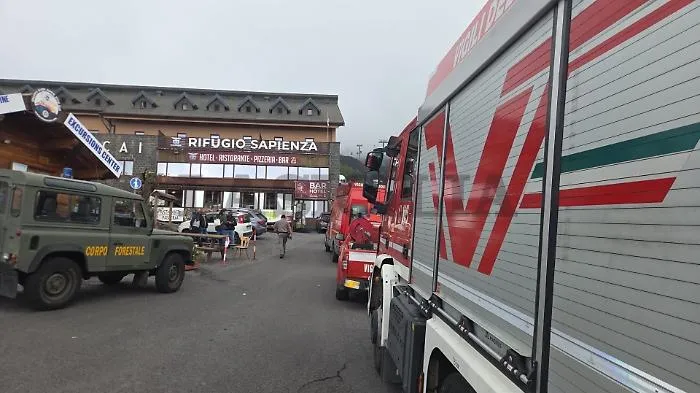 Etna, sequestro preventivo per il Rifugio Sapienza: i vigili del fuoco cercano l'origine della fuga di monossido