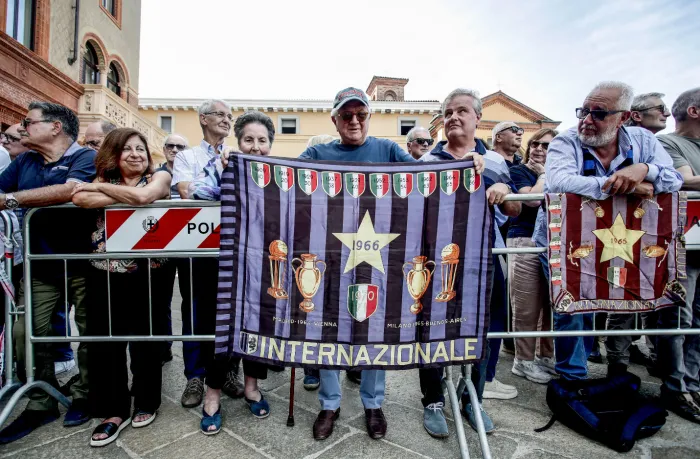 Applausi e la maglia numero 8 per l'addio a Sandro Mazzola: a Sant&rsquo;Ambrogio l&rsquo;ultimo saluto
