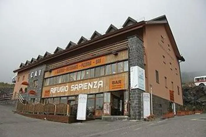 Allarme al Rifugio Sapienza accanto alla funivia dell'Etna: ospiti intossicati da monossido di carbonio