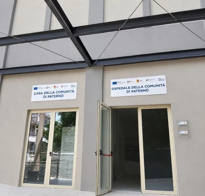 Si denuda davanti un&rsquo;infermiera e fugge via