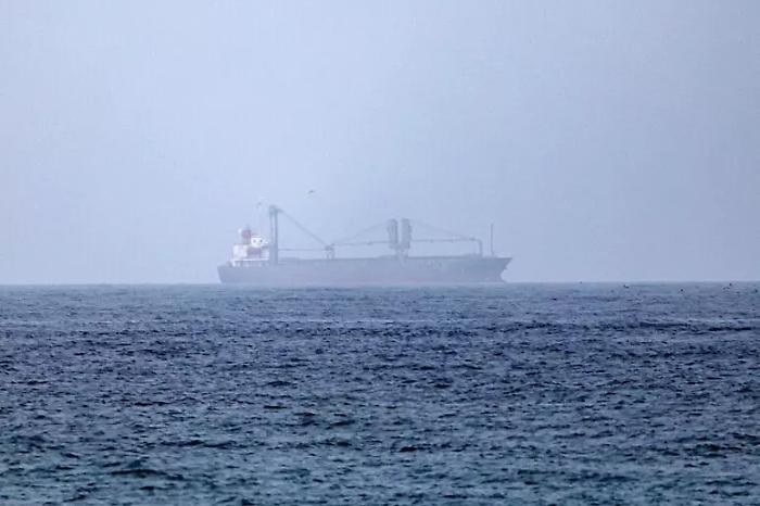 Proiettile nello Stretto di Hormuz: petroliera colpita e due membri dell'equipaggio feriti