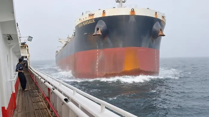 Video choc nello Stretto di Singapore: la bulk carrier First Margaux da 82.000 tonnellate travolge un peschereccio