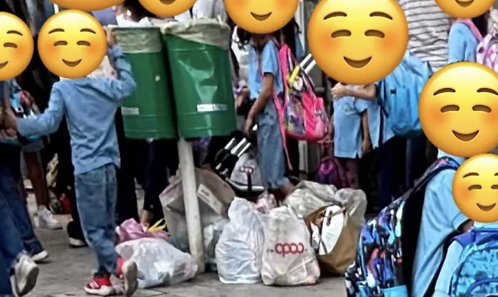Vittoria, sacchi di rifiuti abbandonati dinanzi all'ingresso di una scuola: "Non c'entrano gli stranieri"