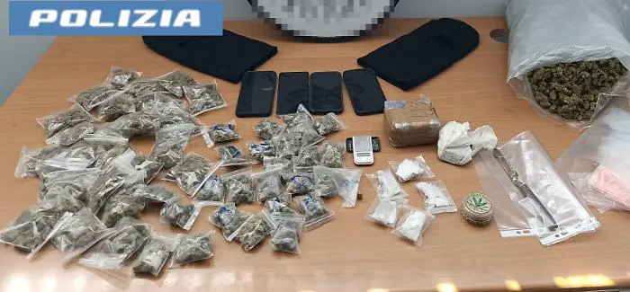 Catania, la piazza di spaccio scoperta a San Cristoforo, l'aggressione dei tre poliziotti e i sequestri di droga 