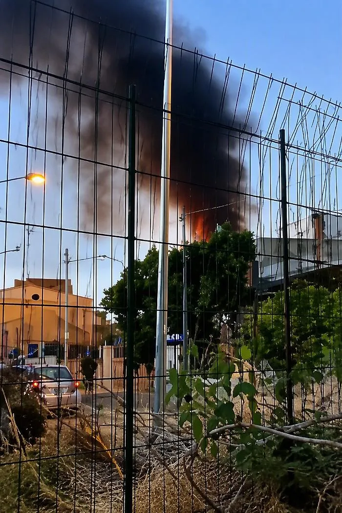 Incendio a Donnalucata, fumo e paura tra le abitazioni