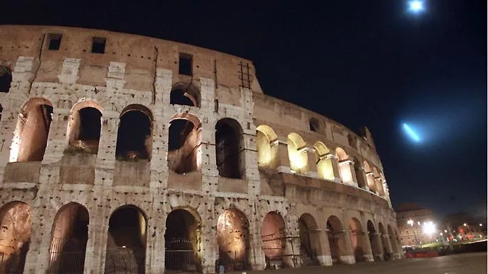 Muore a 22 anni mentre lavora al Colosseo: indagini sulla caduta